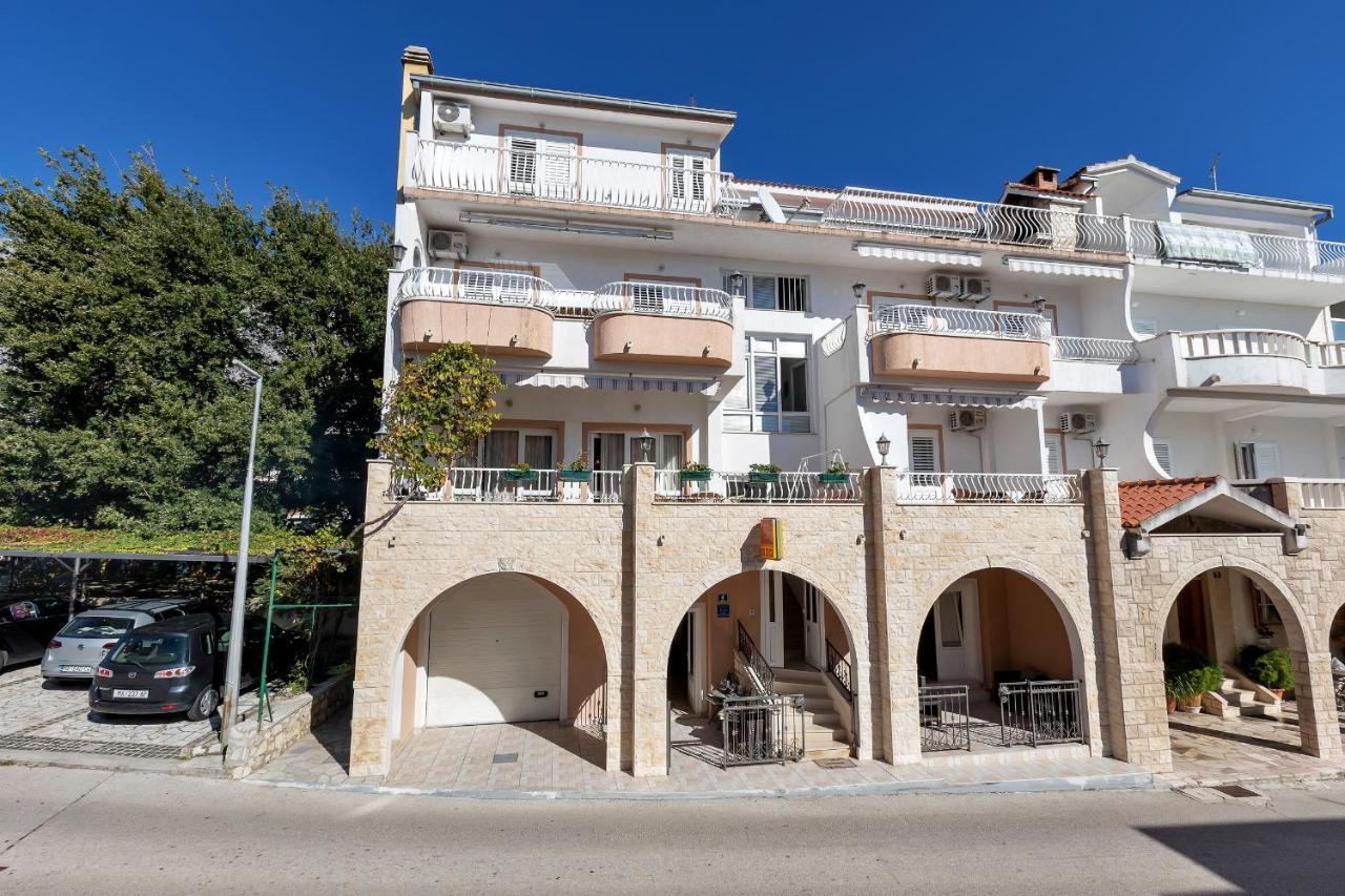 Apartments Zorica Tucepi Bagian luar foto