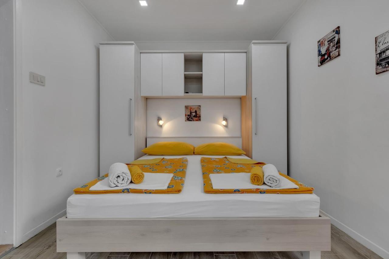 Apartments Zorica Tucepi Bagian luar foto