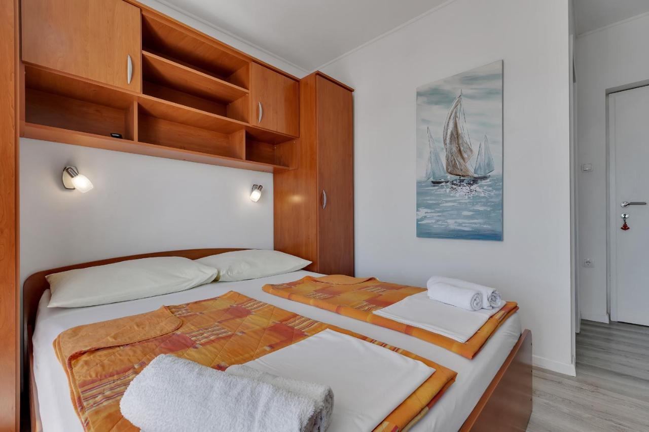 Apartments Zorica Tucepi Bagian luar foto