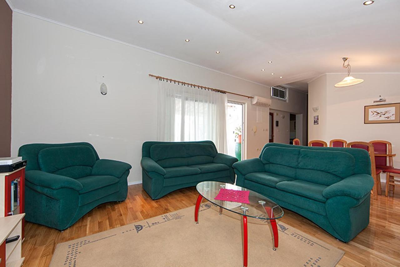 Apartments Zorica Tucepi Bagian luar foto