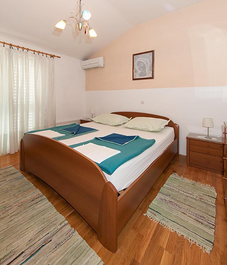 Apartments Zorica Tucepi Bagian luar foto